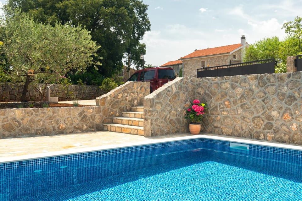 Swimming pool, Parking