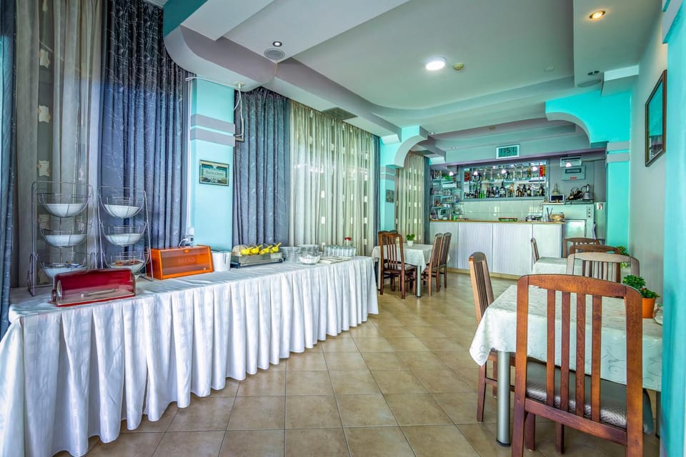 Restaurant/places to eat, Restaurant/places to eat, Food and drinks, Food