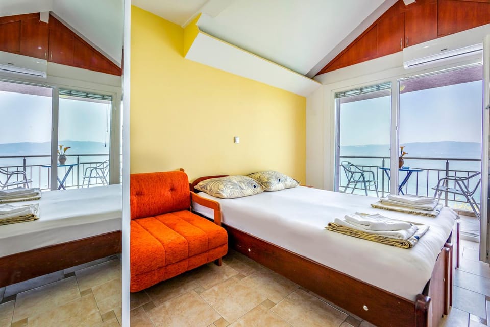 Photo of the whole room, Sea view