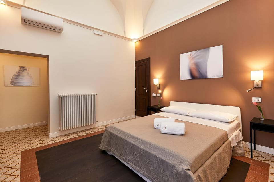 Bed, Photo of the whole room, towels, air conditioner