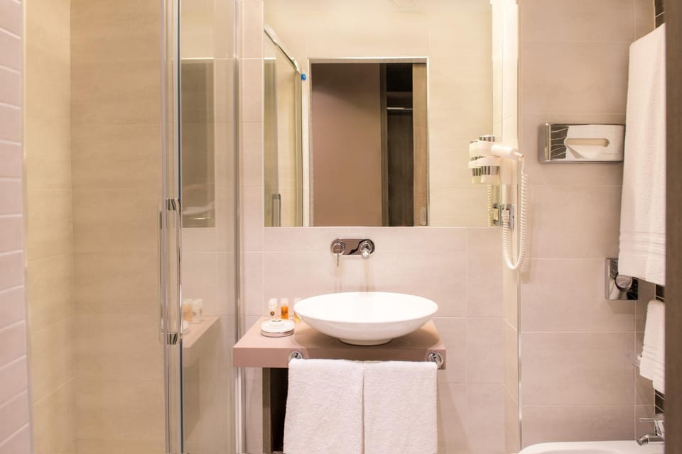 Shower, Toilet, Bathroom, towels