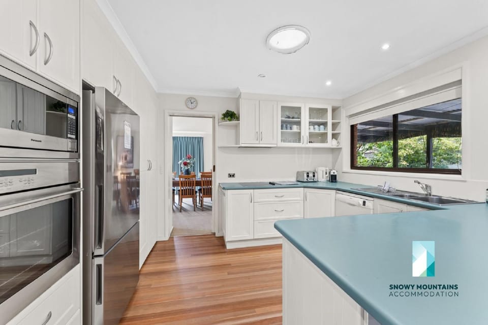 Cobbon Retreat - 5BR House l Pet Friendly l Large Fenced Backyard l WiFi l Great Location House in East Jindabyne