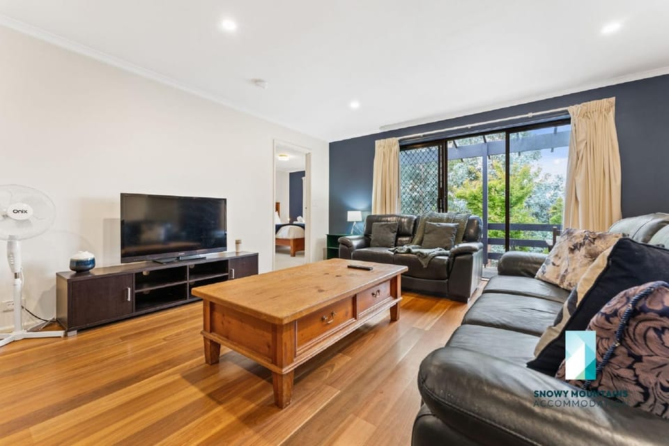 Cobbon Retreat - 5BR House l Pet Friendly l Large Fenced Backyard l WiFi l Great Location House in East Jindabyne