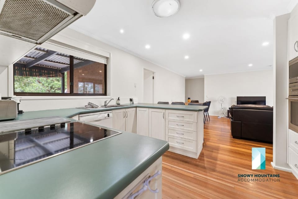 Cobbon Retreat - 5BR House l Pet Friendly l Large Fenced Backyard l WiFi l Great Location House in East Jindabyne