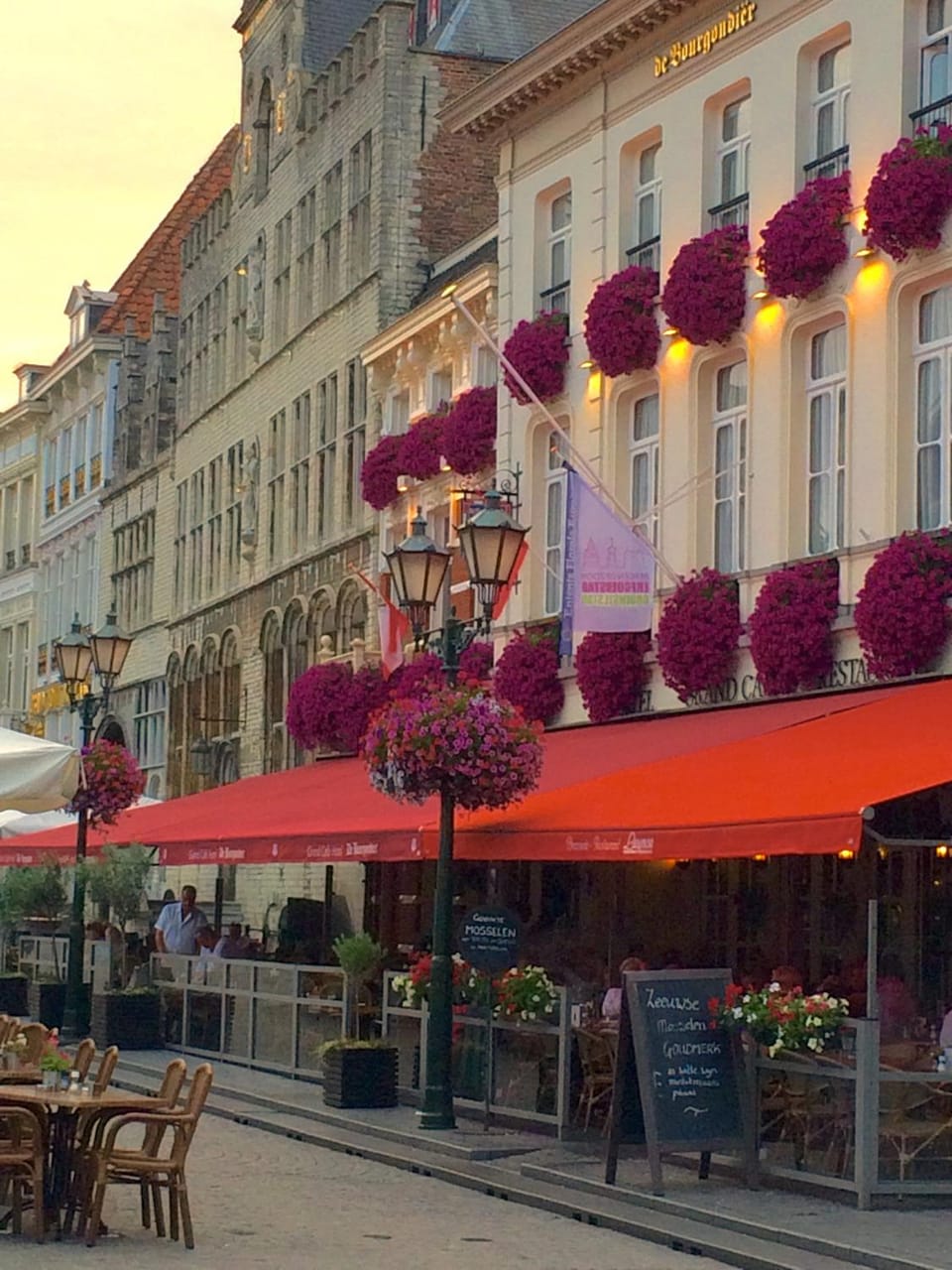 Property building, Day, People, Neighbourhood, Food and drinks, Food, City view, Street view, Location, group of guests