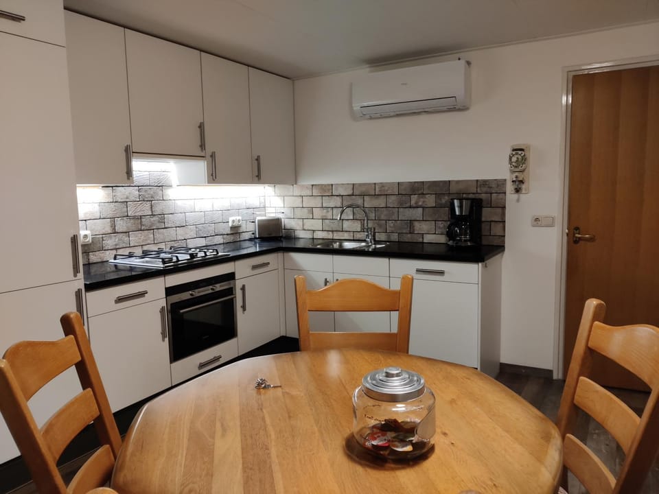 Coffee/tea facilities, Kitchen or kitchenette, Dining area, On site