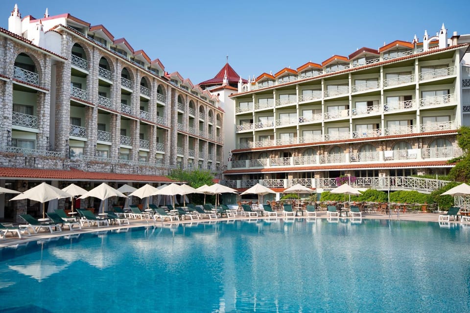Property building, Day, Summer, Seating area, Pool view, Area and facilities, Swimming pool, Time of day, sunbed