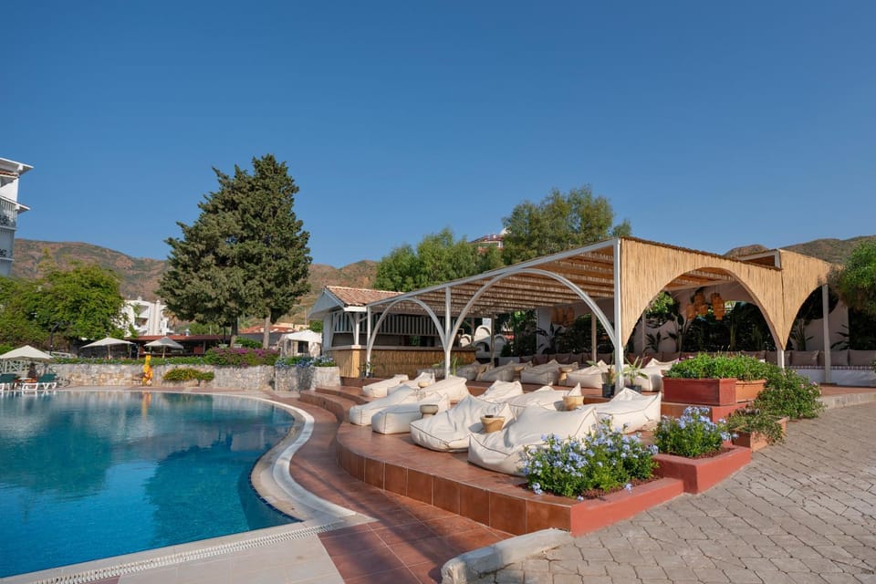 Day, View (from property/room), Decorative detail, Seating area, Mountain view, Pool view, Area and facilities, Swimming pool, Time of day