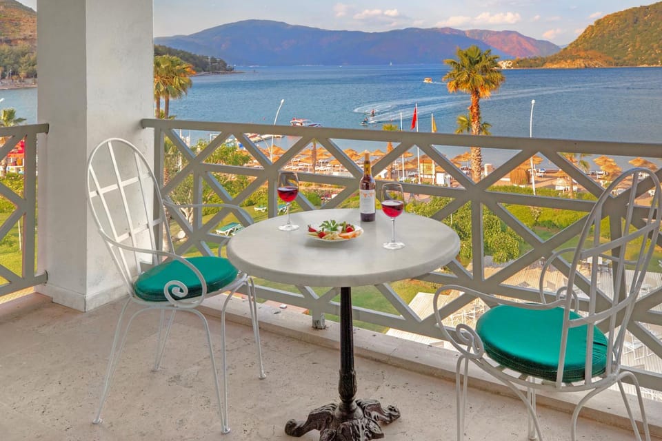 Day, Summer, View (from property/room), Balcony/Terrace, Food, Sea view, Drinks, Alcoholic drinks, Time of day
