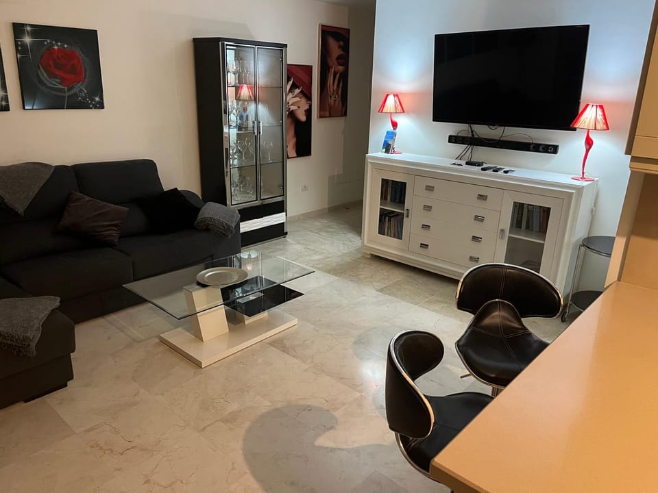 Communal lounge/ TV room, TV and multimedia, Kitchen or kitchenette, Living room, Seating area, minibar