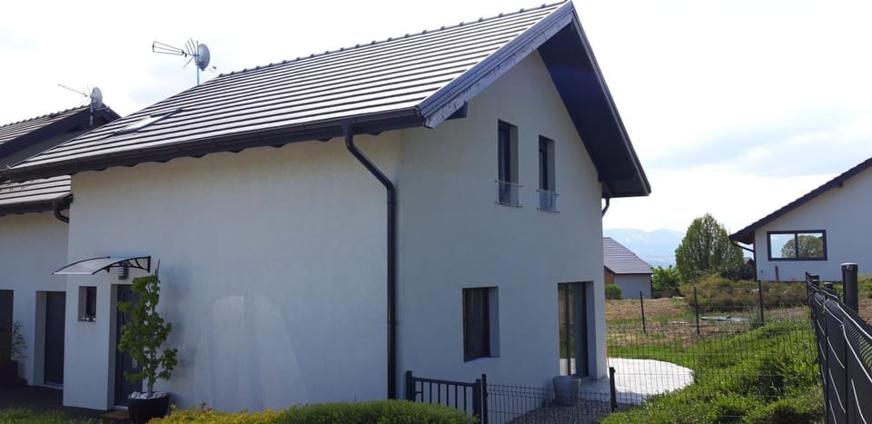 Annecy proche Maison jolie vue et beau jardin ensoleile Villa in Haute-Savoie