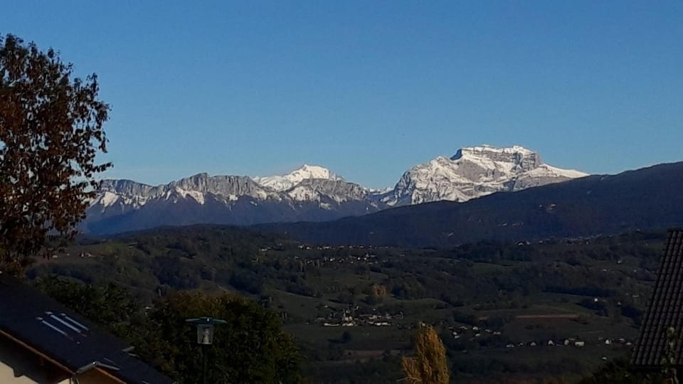 Annecy proche Maison jolie vue et beau jardin ensoleile Villa in Haute-Savoie