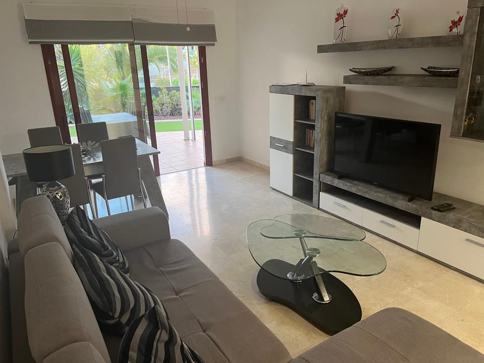 Communal lounge/ TV room, TV and multimedia, Living room, Seating area, Dining area