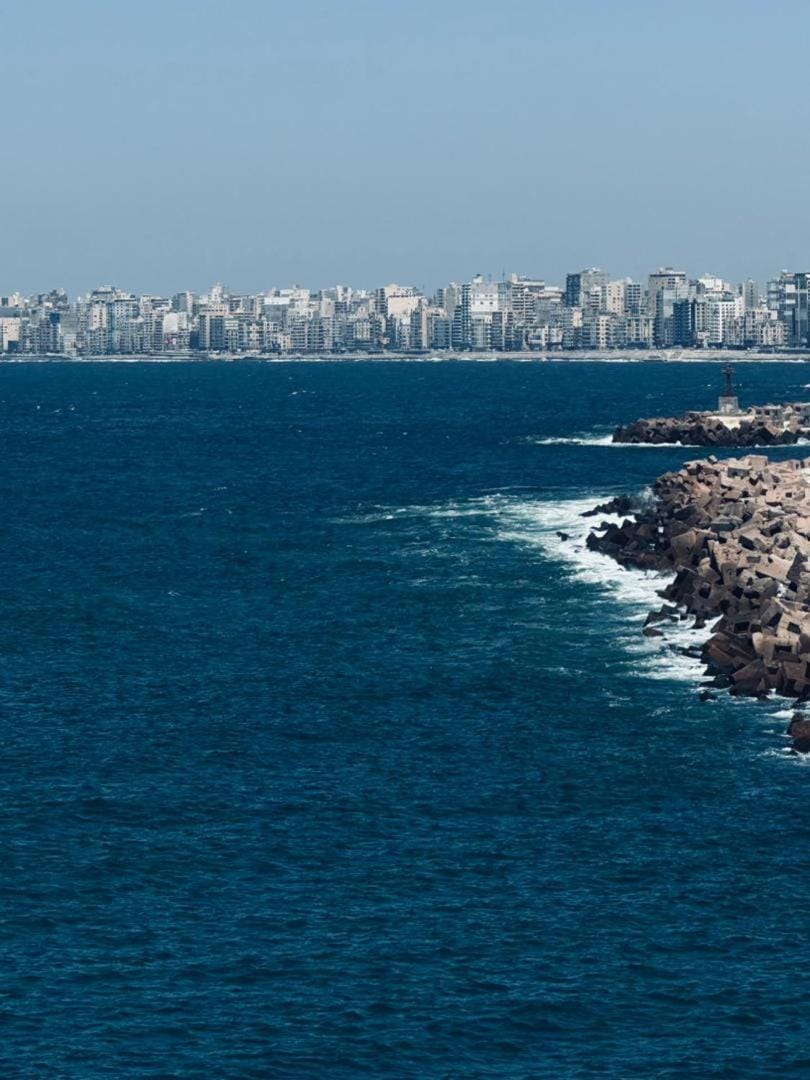 Lovely apartment with side sea view located in the heart of the Alexandria, local, old building, active street, kitchen not suitable for heavy cooking, in the building unmarried couples not allowed, visits not allowed Apartment in Alexandria