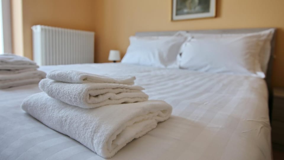 Bed, Bedroom, towels
