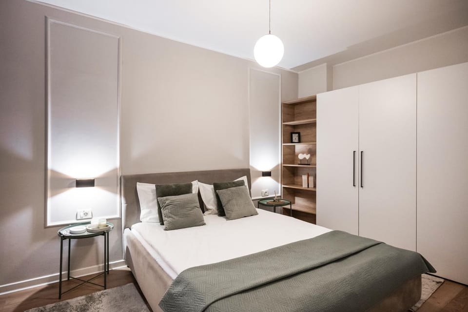 Bed, Photo of the whole room, Decorative detail, Decorative detail, Bedroom, flat iron, stove, stove, air conditioner