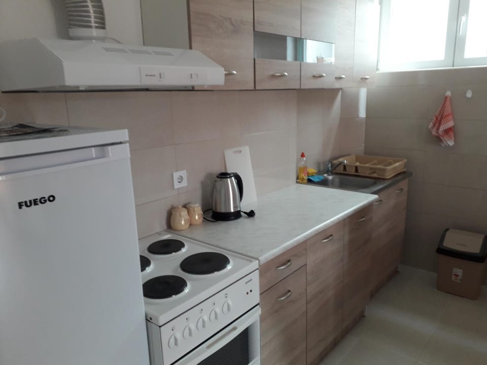 Kitchen or kitchenette, Communal kitchen
