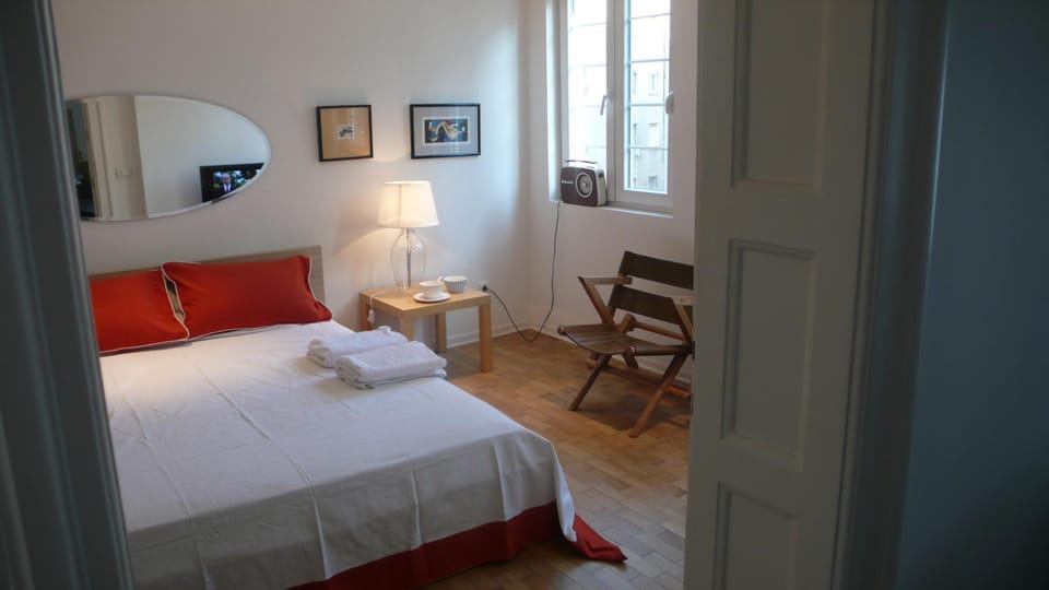 Photo of the whole room, Bedroom