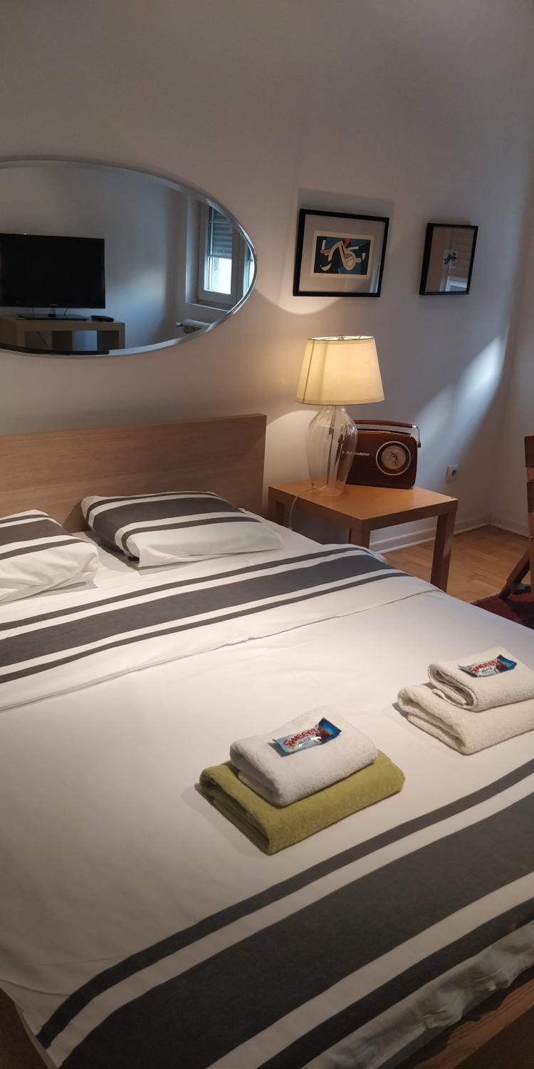 Photo of the whole room, Bedroom