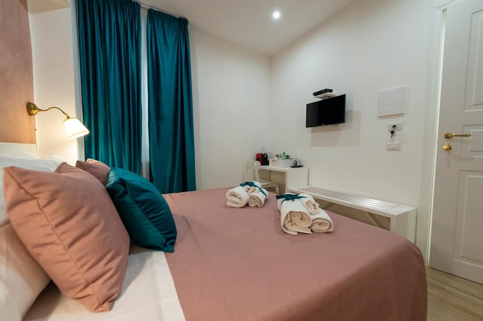 TV and multimedia, Photo of the whole room, Bedroom, towels