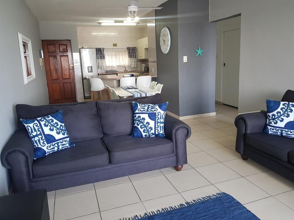 Kitchen or kitchenette, Living room, Lounge or bar, Seating area, Dining area