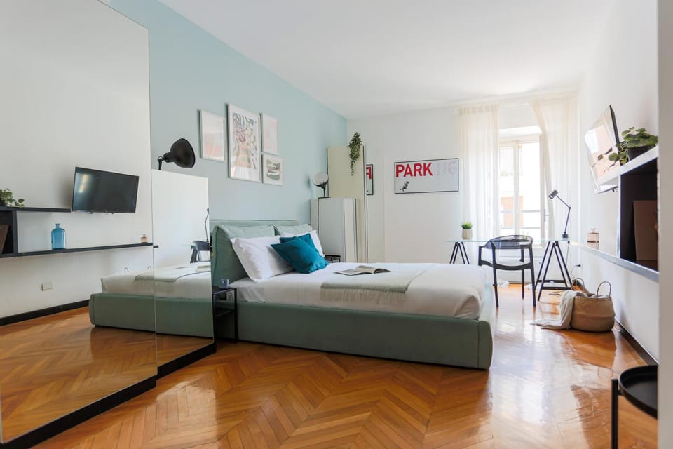 Bed, TV and multimedia, Photo of the whole room, Bedroom