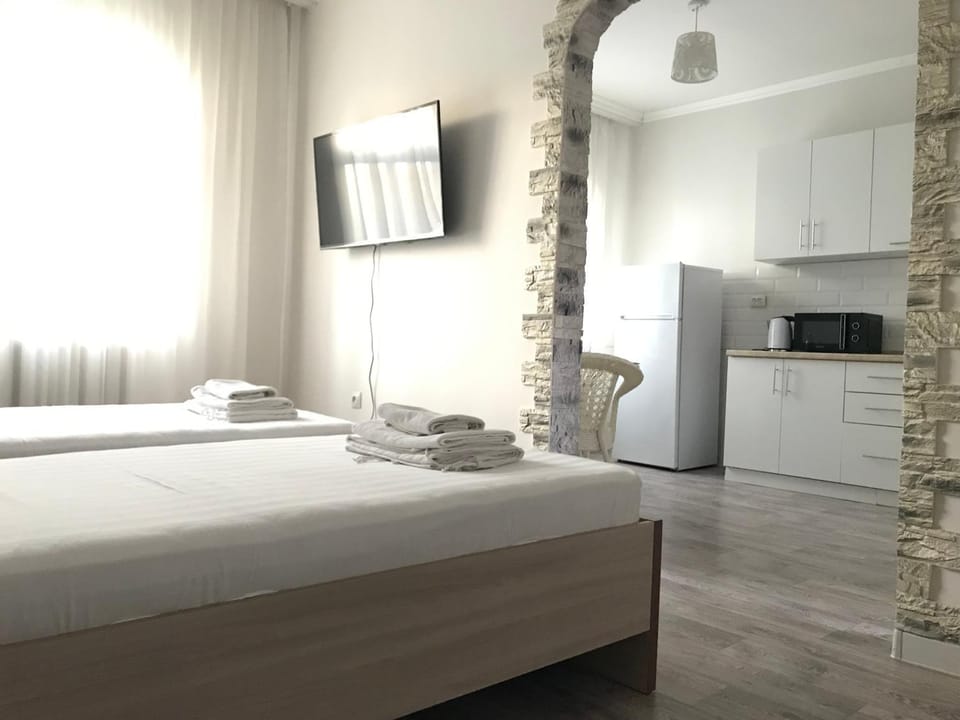 Bed, TV and multimedia, Photo of the whole room, Bedroom, towels