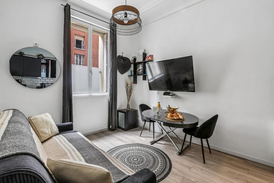 TV and multimedia, Living room, Seating area, Dining area