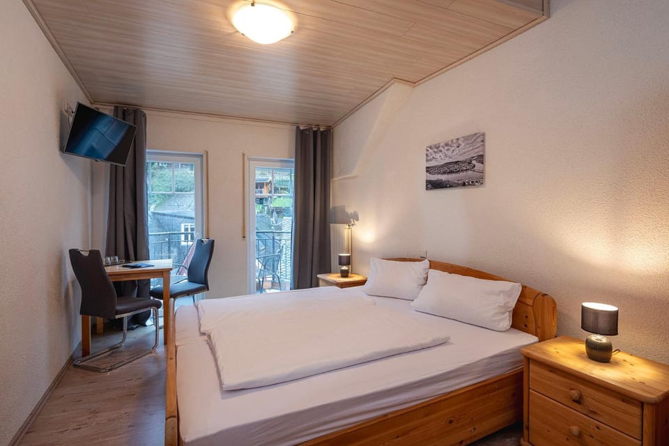 TV and multimedia, Photo of the whole room, Seating area, Bedroom