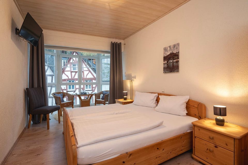 Bed, Photo of the whole room, Seating area