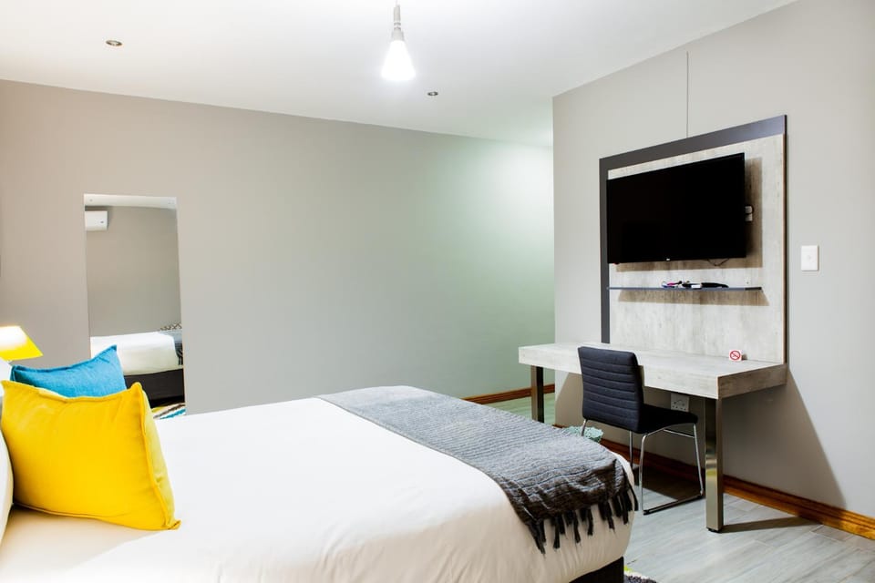 Bed, TV and multimedia, Seating area, Bedroom