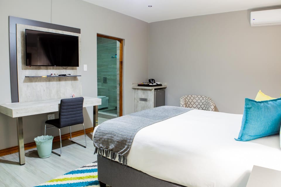 Bed, TV and multimedia, Seating area, Bedroom
