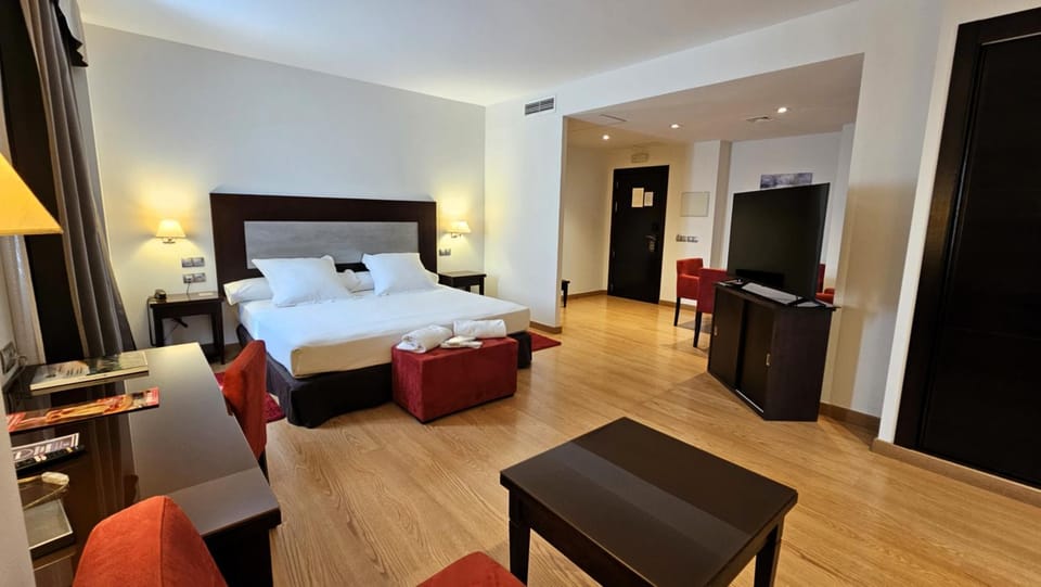Property building, TV and multimedia, Photo of the whole room, Seating area, Bedroom, wardrobe