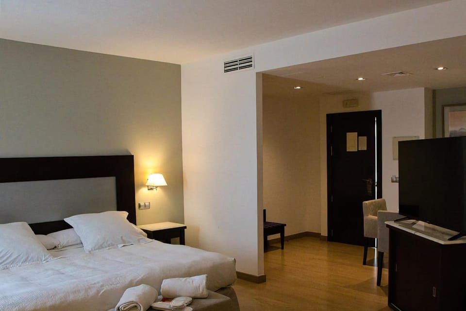 Bed, TV and multimedia, Bedroom