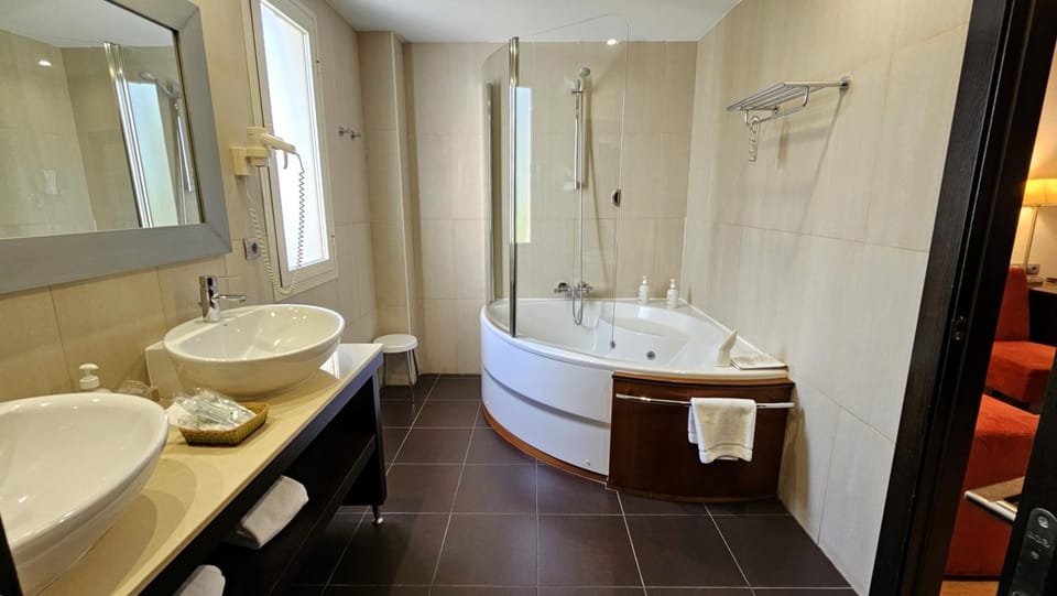 Property building, Hot Tub