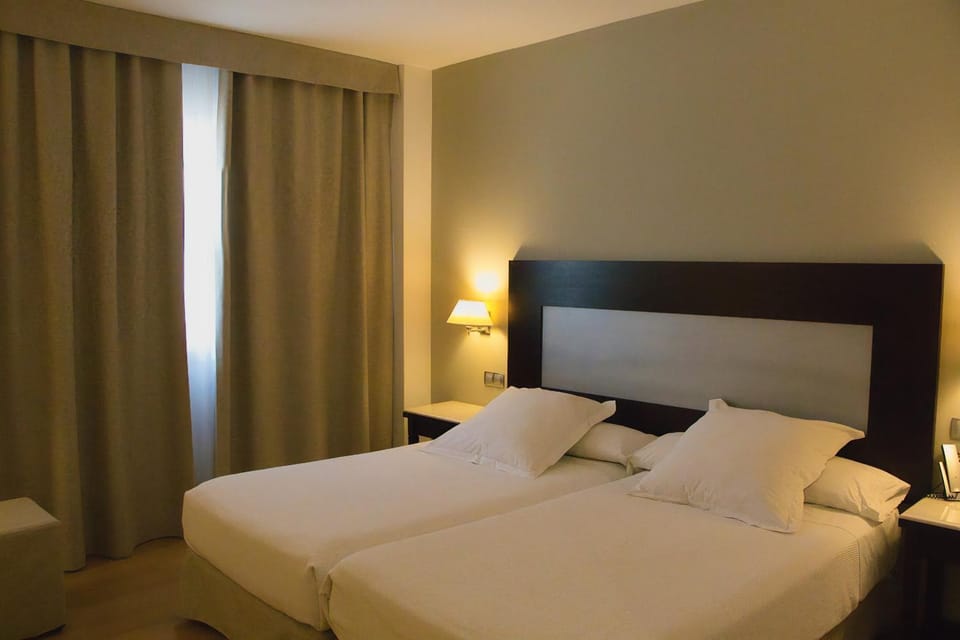 Property building, Bed, Photo of the whole room