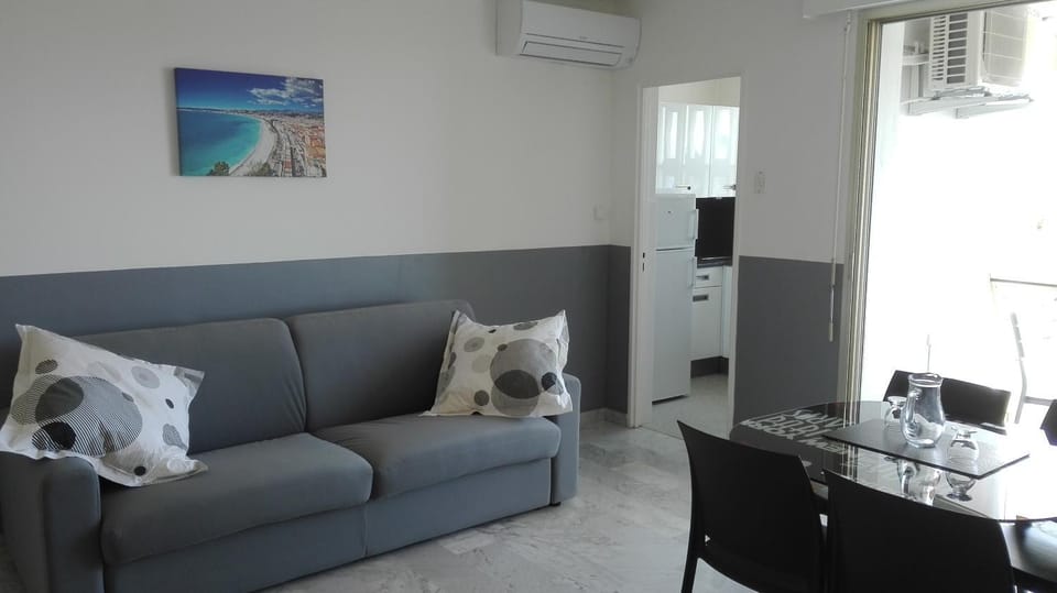 Grand studio climatisé en bord de mer avec parking sécurisé Apartment in Antibes