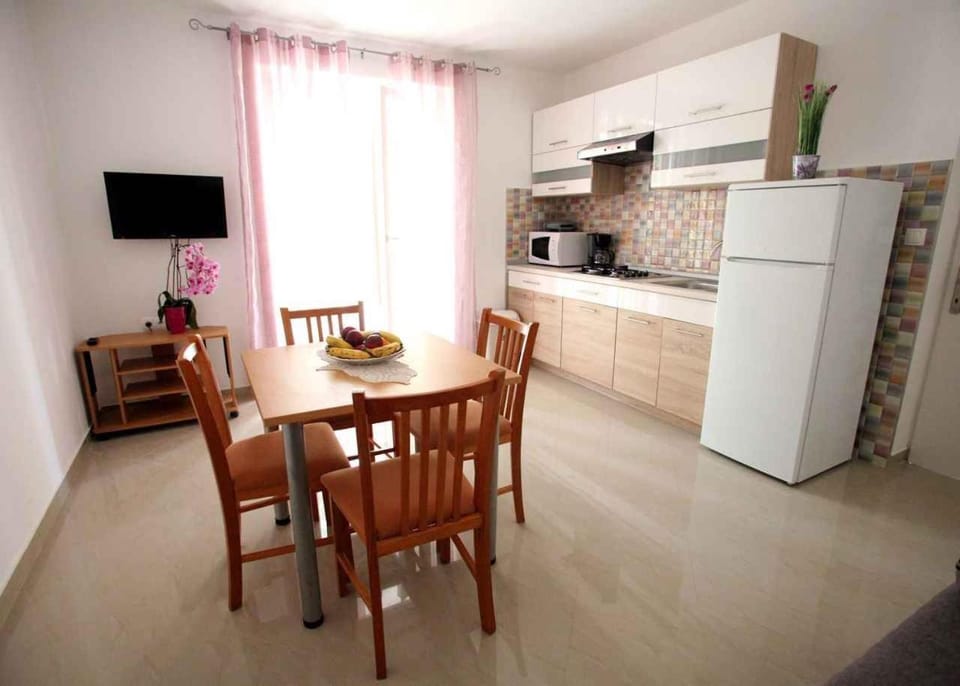 TV and multimedia, Kitchen or kitchenette, Dining area