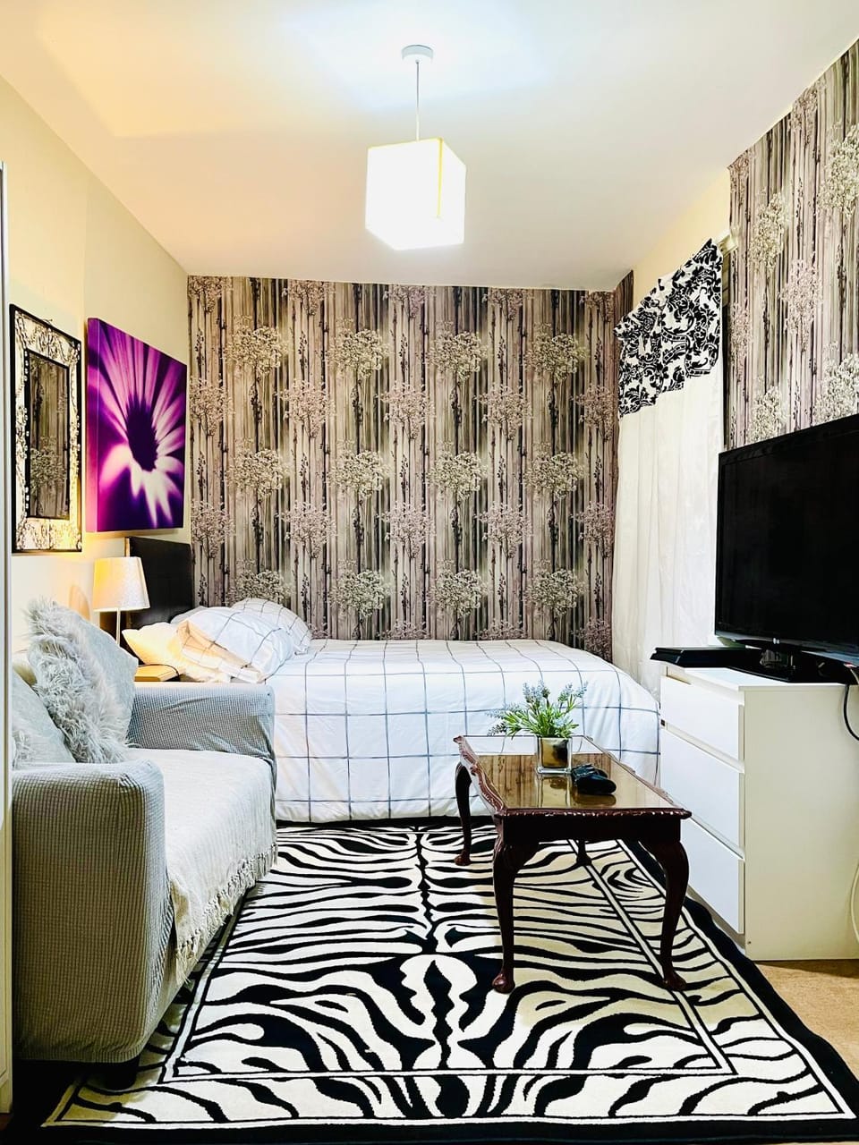 Bed, TV and multimedia, Seating area