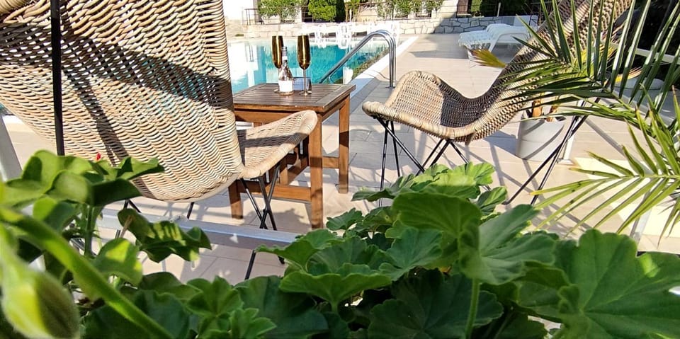 Lounge or bar, Pool view, Alcoholic drinks, Non alcoholic drinks