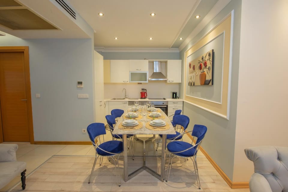 Kitchen or kitchenette, Living room, Seating area, Dining area
