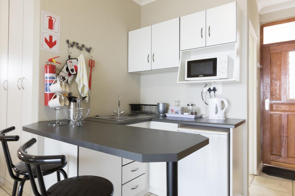 Kitchen or kitchenette, minibar