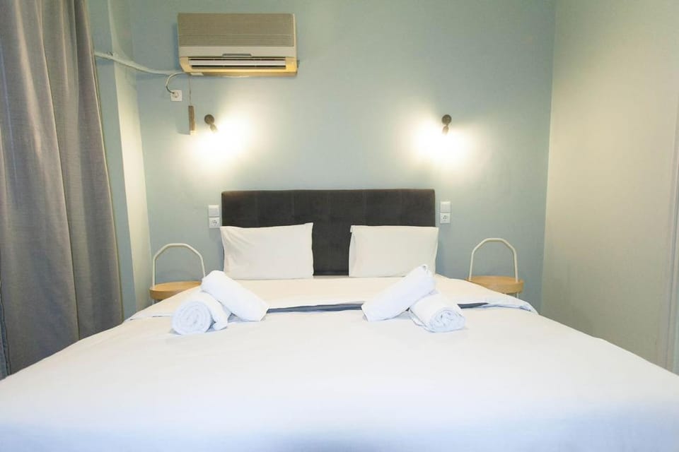 Bed, Photo of the whole room, Bedroom, towels, air conditioner