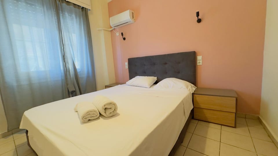 Bed, Photo of the whole room, Bedroom, towels, air conditioner