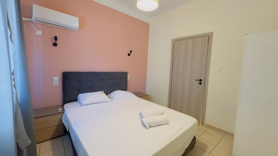 Bed, Photo of the whole room, Bedroom, towels, wardrobe, air conditioner