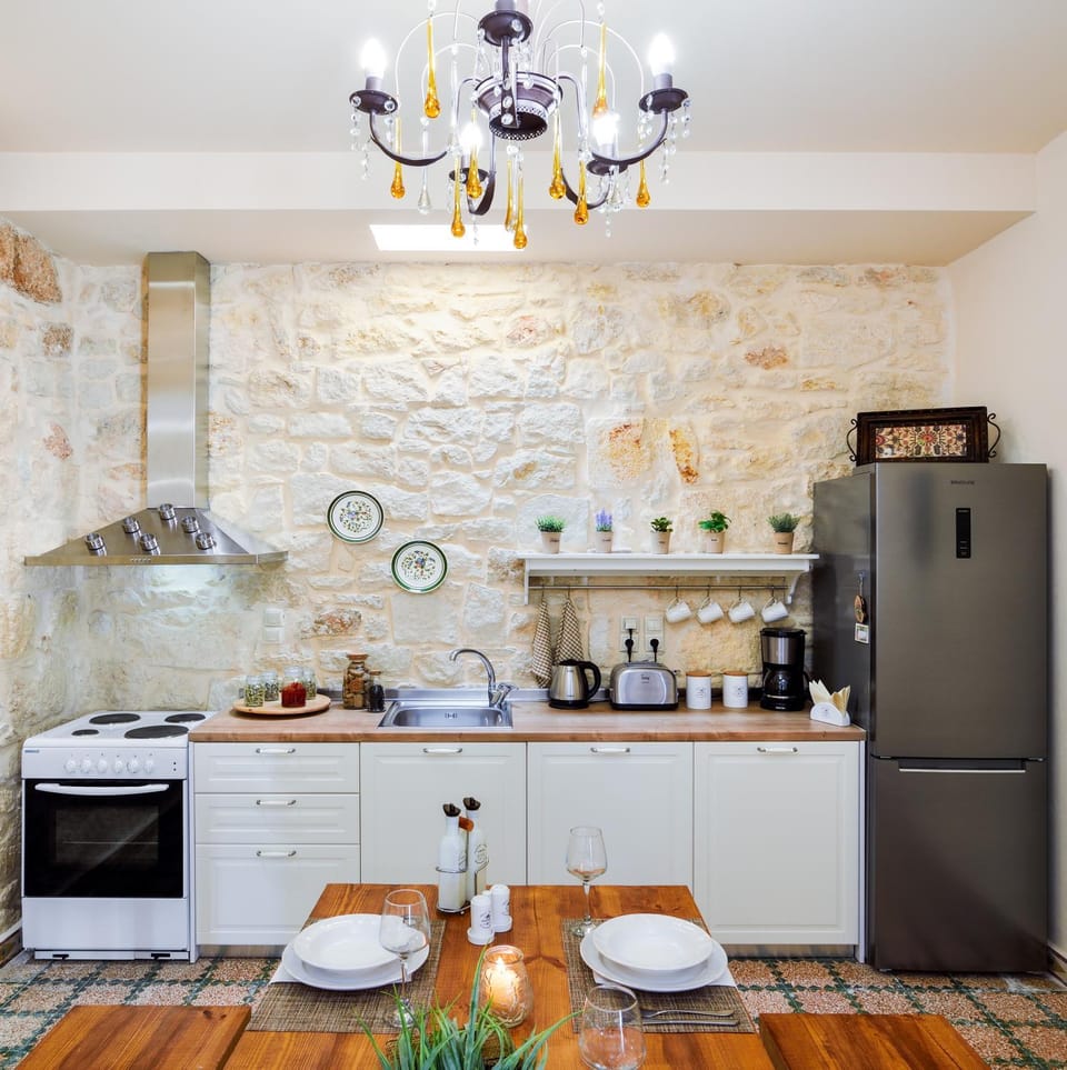 Coffee/tea facilities, Kitchen or kitchenette, oven, stove, toaster