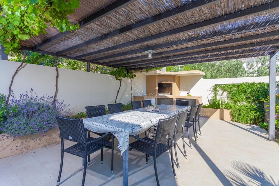 BBQ facilities, Balcony/Terrace, Dining area