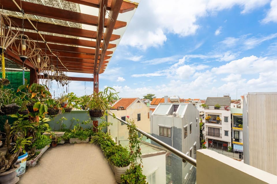 Property building, Day, Garden, View (from property/room), Balcony/Terrace, City view, Garden view