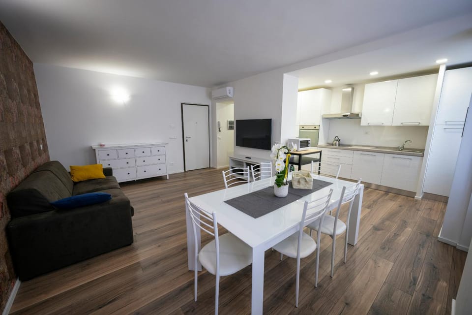 TV and multimedia, Living room, Seating area, Dining area