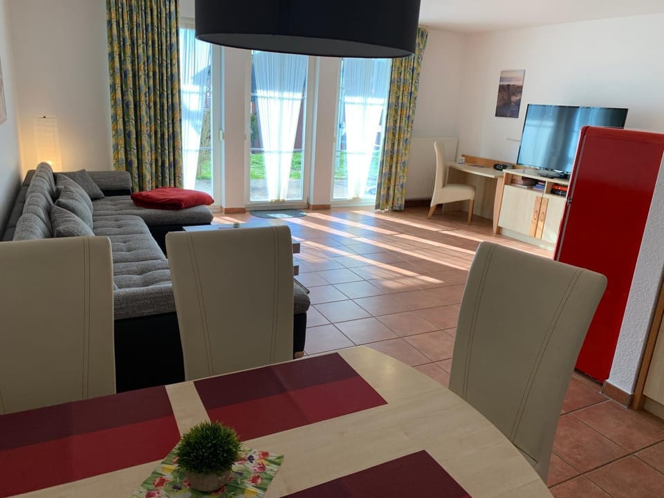 Day, Living room, Decorative detail, Seating area, Dining area